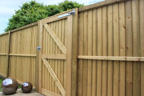 Featherboard-Jacksons-Fencing