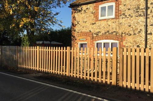 Pointed-palisade-picket-fencing