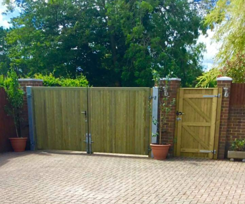 Rye-Courtyard-and-pedestrian-Brook-gate